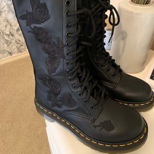 NEVER WORN DR MARTENS